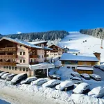 Vierjahreszeiten Hotel 4*