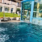 Vierjahreszeiten Hotel 4*