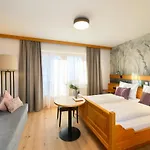 Vierjahreszeiten Hotel 4*