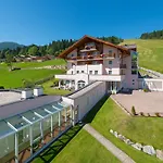 Vierjahreszeiten Hotel 4*