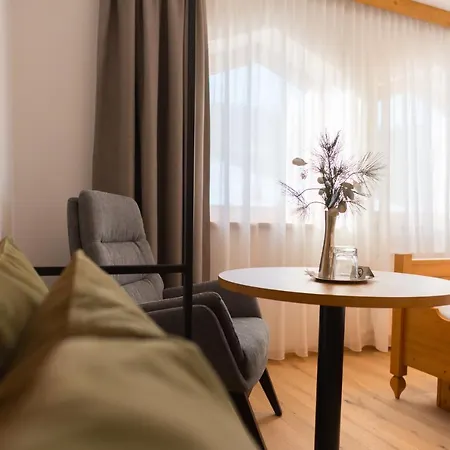 Vierjahreszeiten فندق فلاخاو